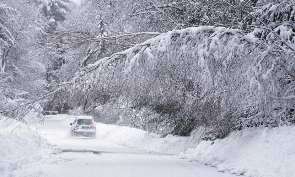 A car travels along Kingsbury Lane in Kennebunk, Maine, on Feb. 16. Photo: Gregory Rec, Portland Press Herald via AP