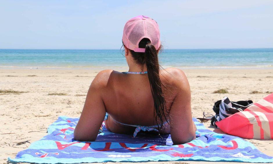 People flocked to Adelaide's beaches on Saturday as temperatures climbed to 40C. ABC News: Michael Clements