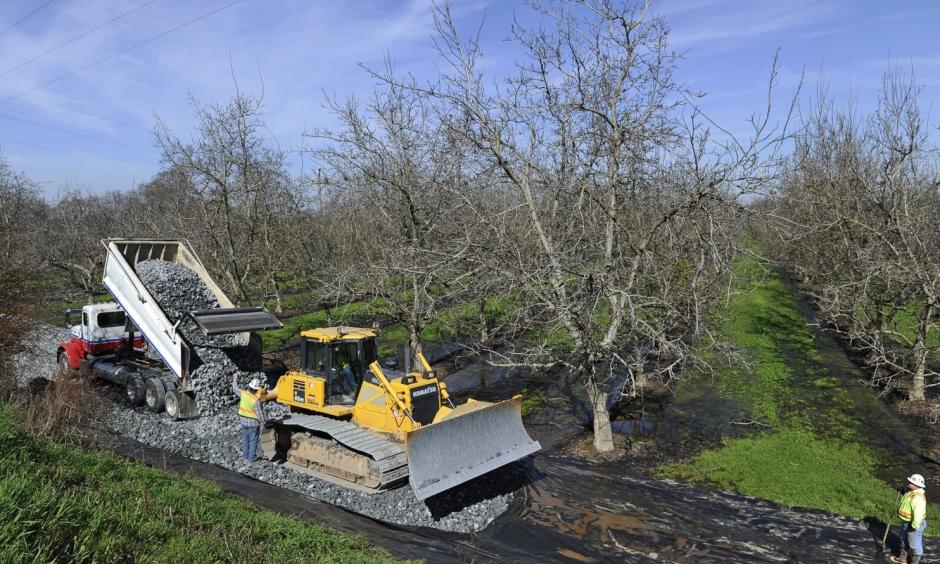 In this Feb. 14, 2017, file photo, crews from Teichert Construction, the California Department of Water Resources and MBK Engineers shore up a section of levee along the Sacramento River in Verona, Calif. Photo: Chris Kaufman, The Appeal-Democrat via AP, File