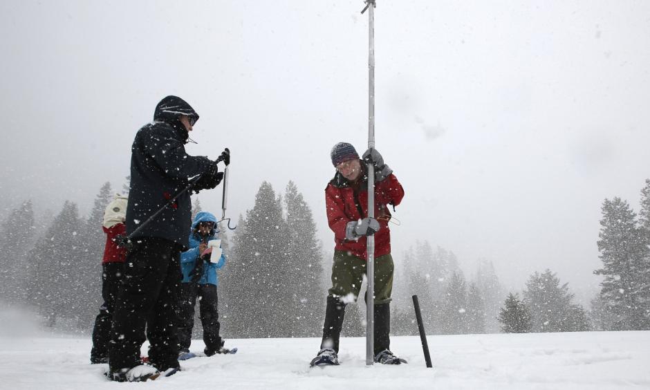 Frank Gehrke, right, chief of the California Cooperative Snow Surveys program for the Department of Water Resources, lifts a survey tube out of the snow during a manual survey at Phillips Station near Echo Summit, Calif., on March 30. Photo: Rich Pedroncelli, Associated Press