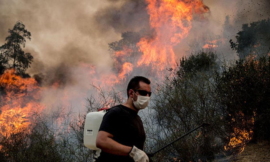 Forest fires burn in central Chile. Photo: Martin Bernetti / AFP / Getty