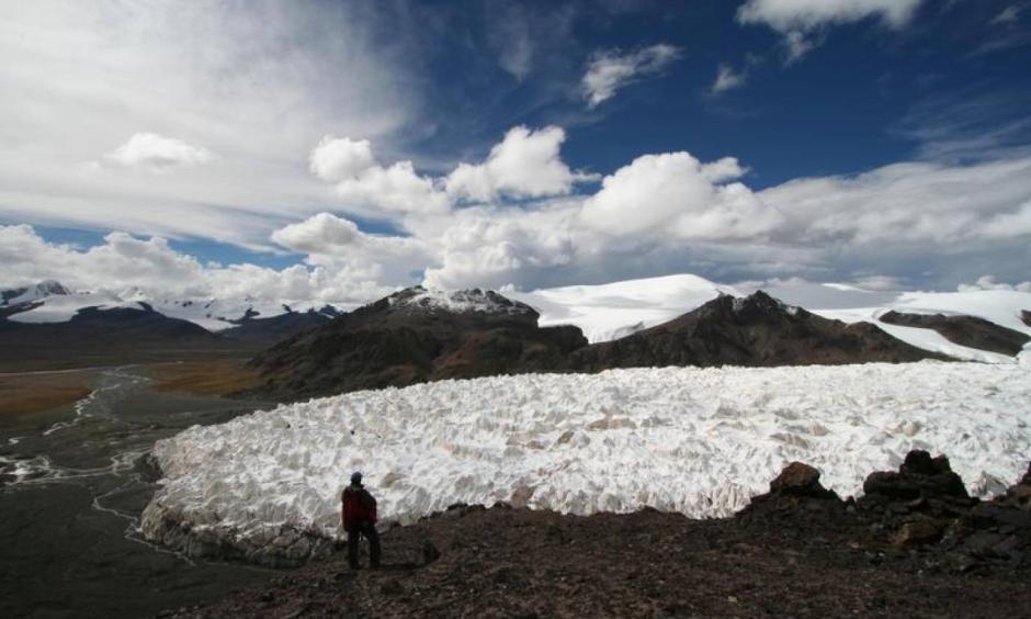 Archive photo: A man stands near the Jianggudiru Glacier on Geladaindong Mountain, in Qinghai-Tibet Plateau, China, September 1, 2006. Photo: Reuters, Stringer