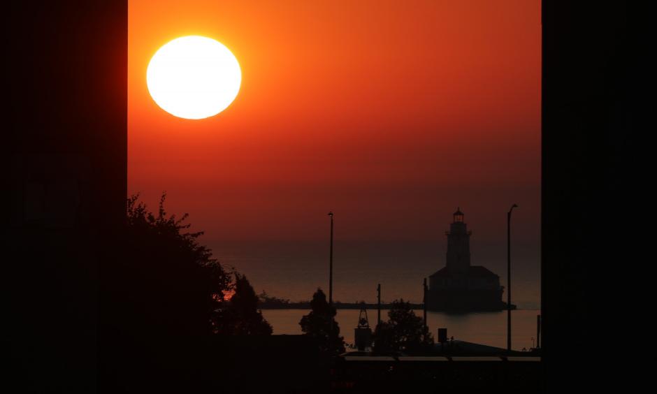 The sun rises between two buildings in the first Sunday of autumn on September 24, 2017. Photo: John J. Kim, Chicago Tribune