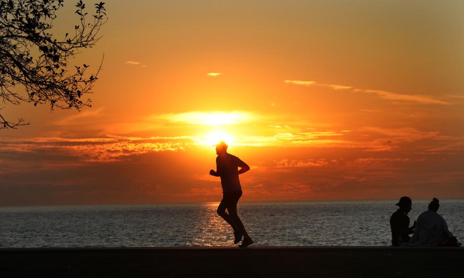 Chicago continues setting record highs in late September 2017. The string of 90-degree-plus days that began Wednesday is the latest Chicago has ever seen temperatures above 90 degrees for five days in a row. Photo: Nancy Stone, Chicago Tribune