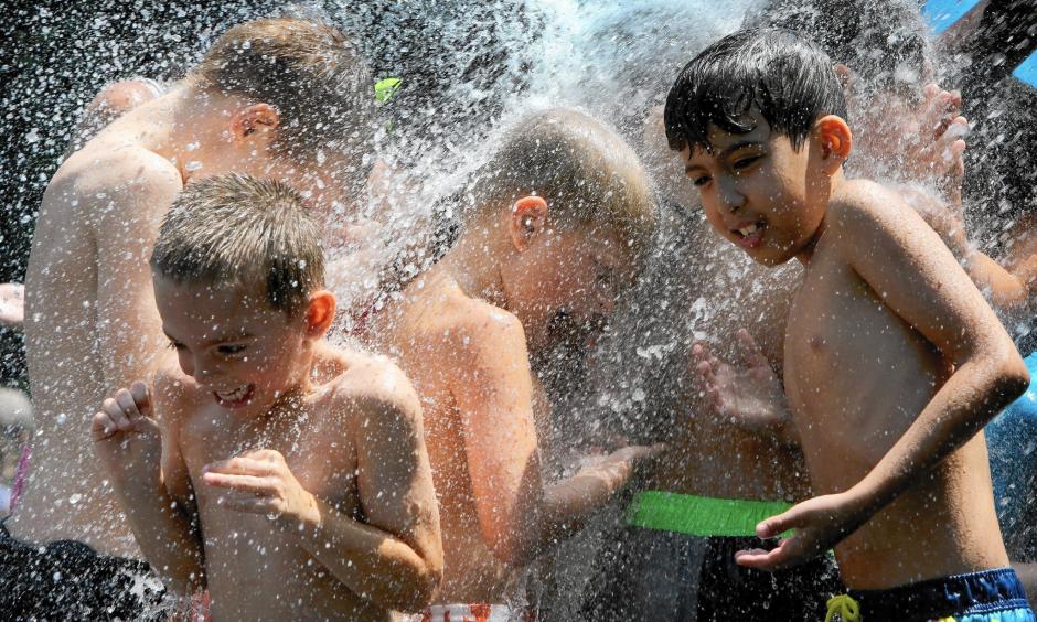 Chicagoans try to beat the summer heat. Photo: Chicago Tribune