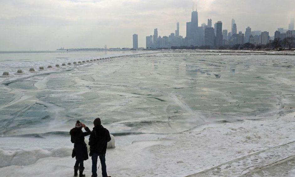 Giana Marelli and Jorge Manjon view the skyline from the Lakefront Trail near Fullerton Avenue on Feb. 2, 2019, in Chicago. Photo: John J. Kim, Chicago Tribune