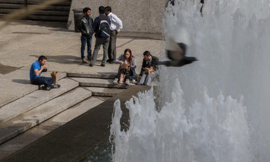 Record-breaking temperatures draw Chicagoans outdoors. Photo: Chicago Tribune