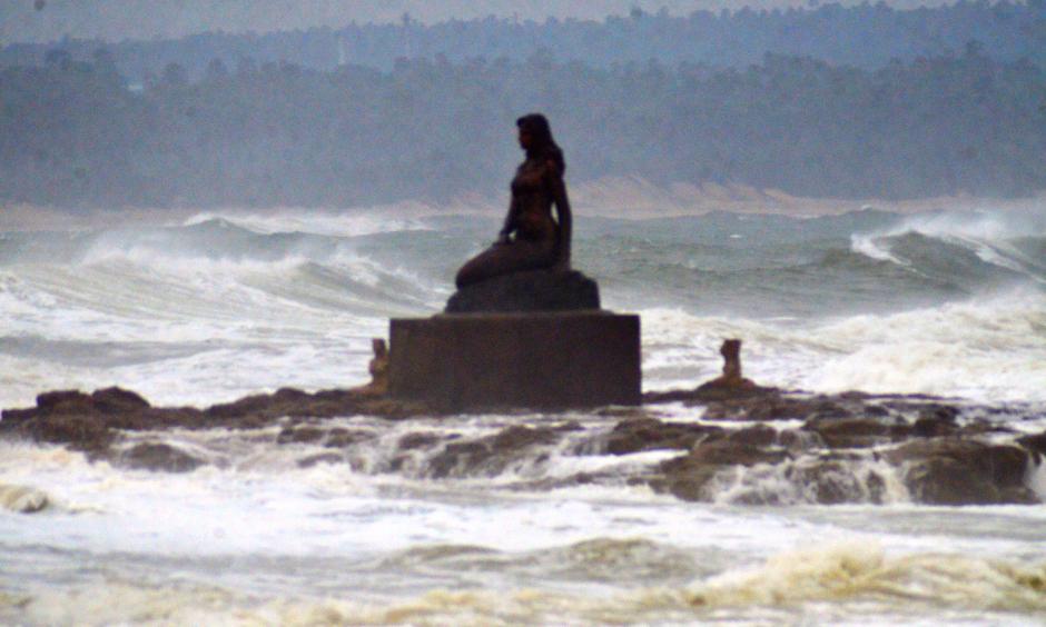 Rough waves touching the Statue of Matsya Kanya over the Bay of Bengal due to the influence of Cyclone Fani at Bheemili Beach in Visakhapatnam. Credit: BCCL