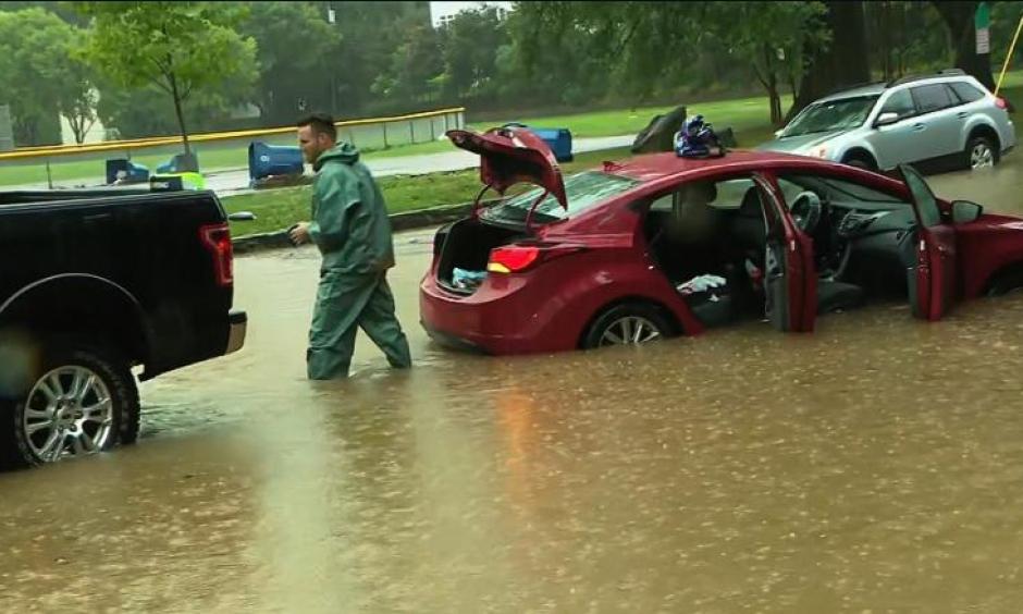 Cars abandoned along flooded road in Washington D.C. area. Photo: WJLA