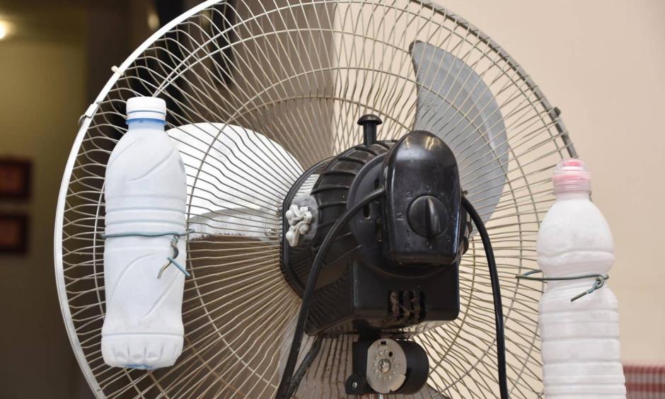 Ice in front of a fan to keep cool. Photo: Getty Images