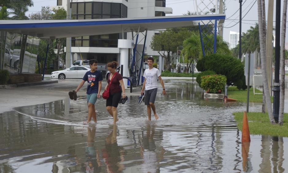 Flooding from king tides is shown in Fort Lauderdale on Oct. 16, 2016. Photo: Joe Cavaretta, Sun Sentinel