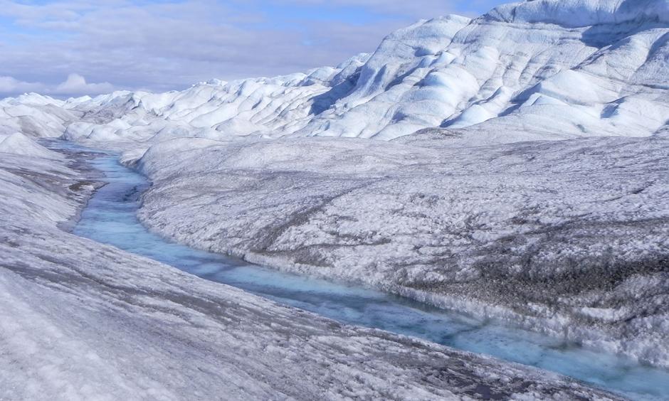 Photo taken from a place at the edge of inlandic ice sheet, Greenland, where the ice thickness is about 2000 ft (600 m). Photo: statu-nascendi, Getty Images