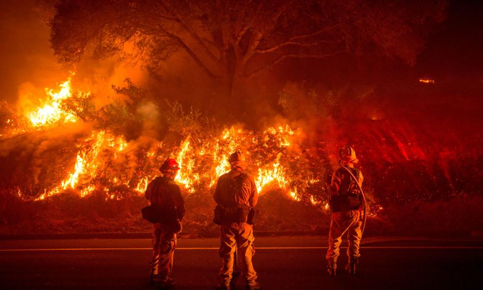 Firefighters battle a wildfire near Mariposa, California. Photo: Josh Edelson, AFP