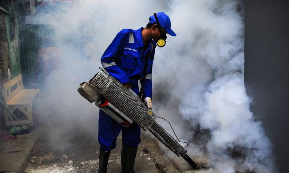 Officers fumigate informal living areas of Jakarta, Indonesia, on January 31, 2019, to prevent dengue fever and viruses caused by Aedes aegypti mosquitoes. Photo: Dasril Roszandi, NurPhoto via Getty Images