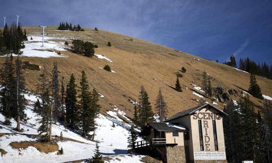 Dry conditions on top of Colorado’s Monarch Pass, which sits at 11,312 feet above sea level, as seen on Thursday, January 4, 2018. Photo: Denver Post via Getty Images