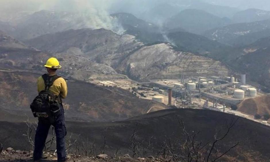 The Sherpa Fire burns near Exxon Mobil's Las Flores oil refining facility on June 17, 2016. Photo: Mike Eliason / Santa Barbara County Fire Department via EPA