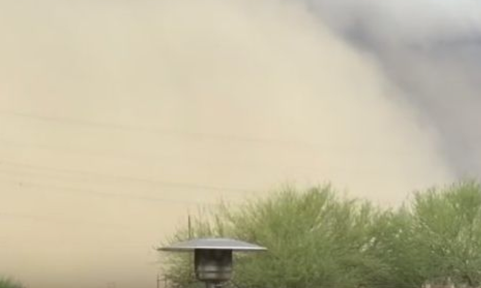 An intense dust storm accompanied by heavy rainfall, strong winds and lightning swept through Phoenix, Arizona on Thursday, November 3, 2016. Photo: The Watchers
