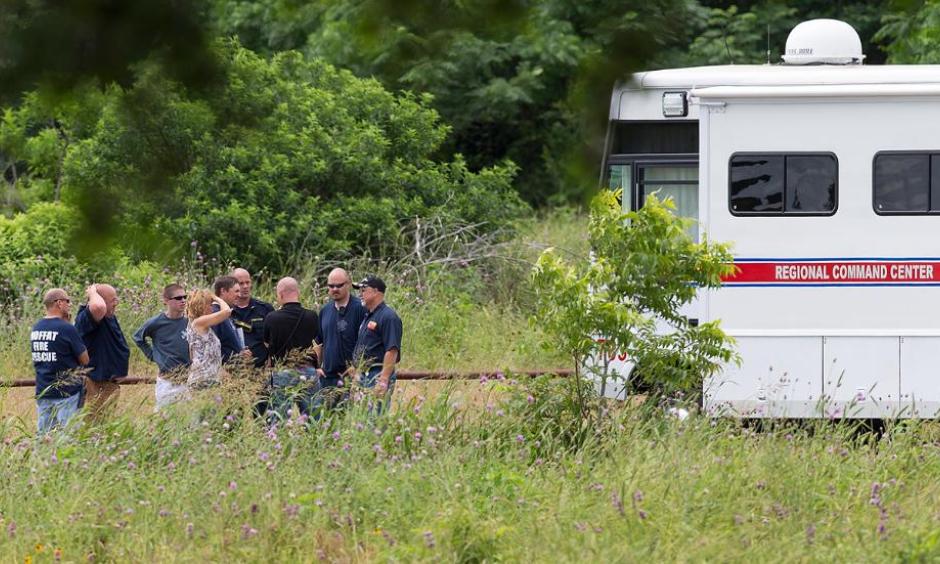 Emergency responders talk near the scene of an accident at Fort Hood at Owl Creek Park near Gatesville, Texas, on Thursday, June 2, 2016. Photo: Michael Miller, The Temple Daily Telegram via AP