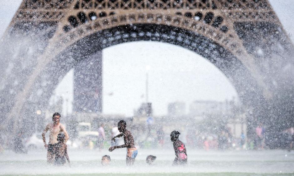 Keeping cool as Paris sees its hottest temperatures in six decades. Photo: Etienne Laurent / EPA