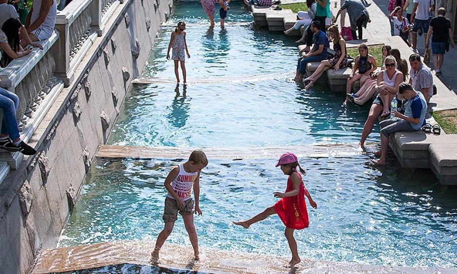 Children playing in a fountain near the Kremlin Wall in Moscow during a heat wave in 2014. Photo: Alexander Zemlianichenko, Associated Press
