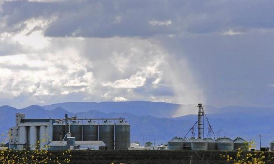 A storm approaches Williams, Calif., north of Sacramento. Some experts argue that a 500-mile-wide, 300-foot-deep wedge of warm seawater could bring soaking rains to Southern California this winter but also accelerate the rise in global temperatures. Photo: Mark Boster, Los Angeles Times
