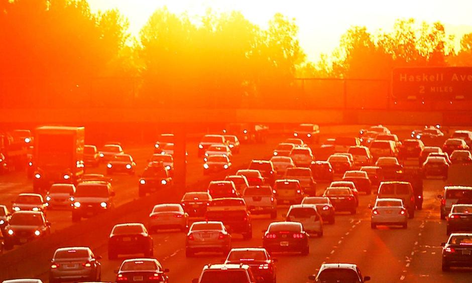 Traffic on the 101 Freeway backs up during a 2015 heat wave. A high-pressure system centered over the Southwest has led to record highs across California this week. Photo: Al Seib, Los Angeles Times