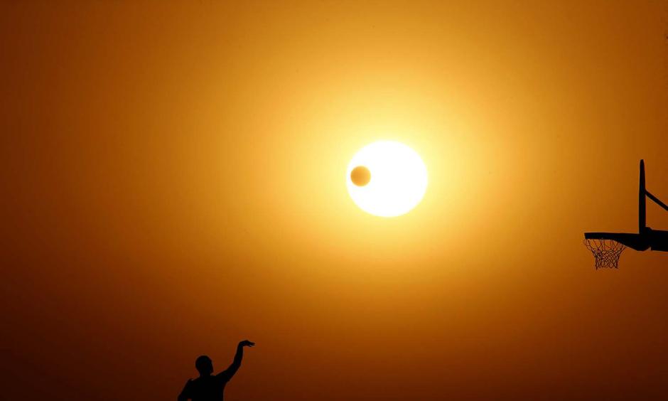 The sun sets on the Autumnal Equinox, the first day of fall, at Angels Gate Park in San Pedro on Sept. 22. Weather forecasts call for soaring temperatures through Monday afternoon. Photo: Luis Sinco / Los Angeles Times