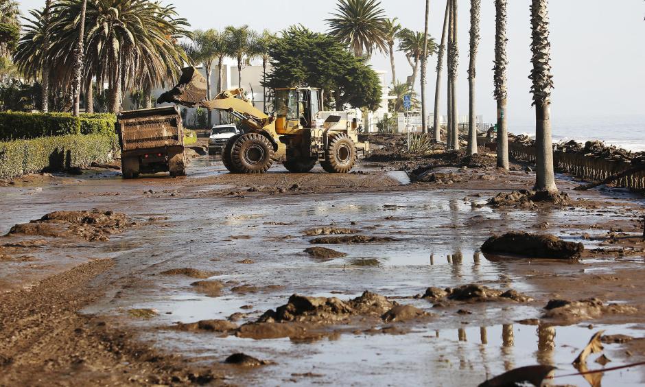 Cleanup begins Thursday morning outside the Four Seasons Biltmore Santa Barbara resort on Channel Drive. Photo: Al Seib, Los Angeles Times