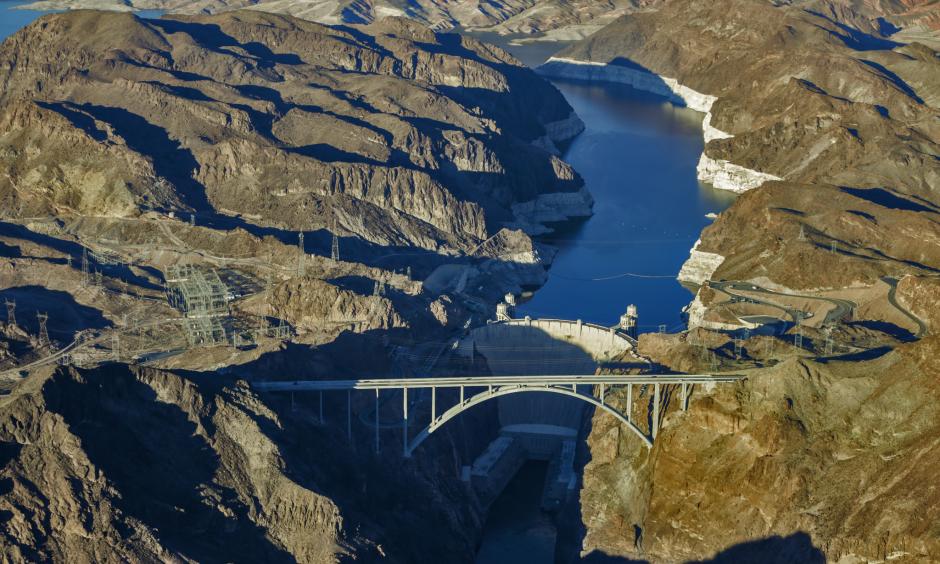 Lake Mead reservoir and the Hoover Dam show a "bath tub ring" from low water levels in 2015. Photo: Irfan Khan, Los Angeles Times)