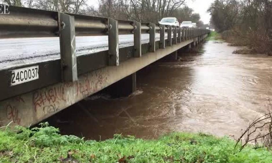 Crews take steps to fix levee damage near Wliton. Photo: The Sacramento Bee