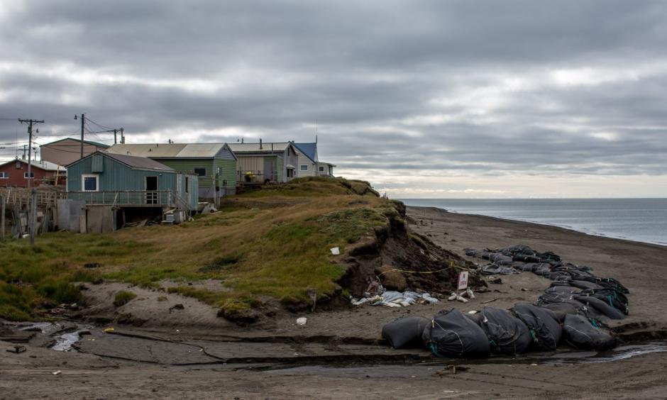An eroding bluff that contains Inupiaq archaeological artifacts in Utqiaġvik, Alaska. The land here has receded many meters over the past few decades. Photo: Ash Adams, Gizmodo