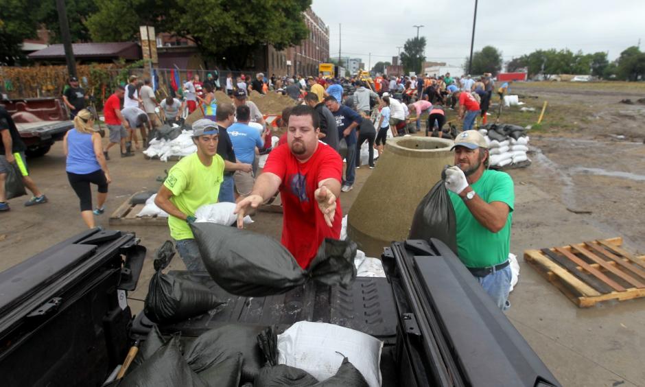 Jason Mann, of Cedar Rapids, Iowa, loads sandbags onto a truck in the New Bohemia District, on Sept. 23. Photo: David Scrivner /Iowa City Press-Citizen via AP