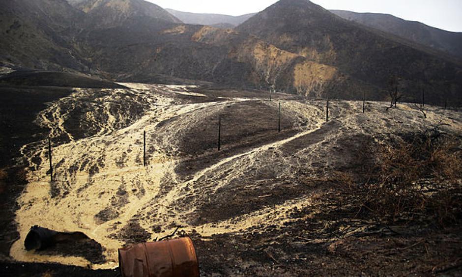 Mud and debris flow down hillsides burned in a recent brush fire after heavy rain from the first in a series of El Niño storms that passed over the area above Solimar Beach in Ventura, Calif., Wednesday, Jan. 6, 2016. Photo: AP/Joel Angel Juárez)