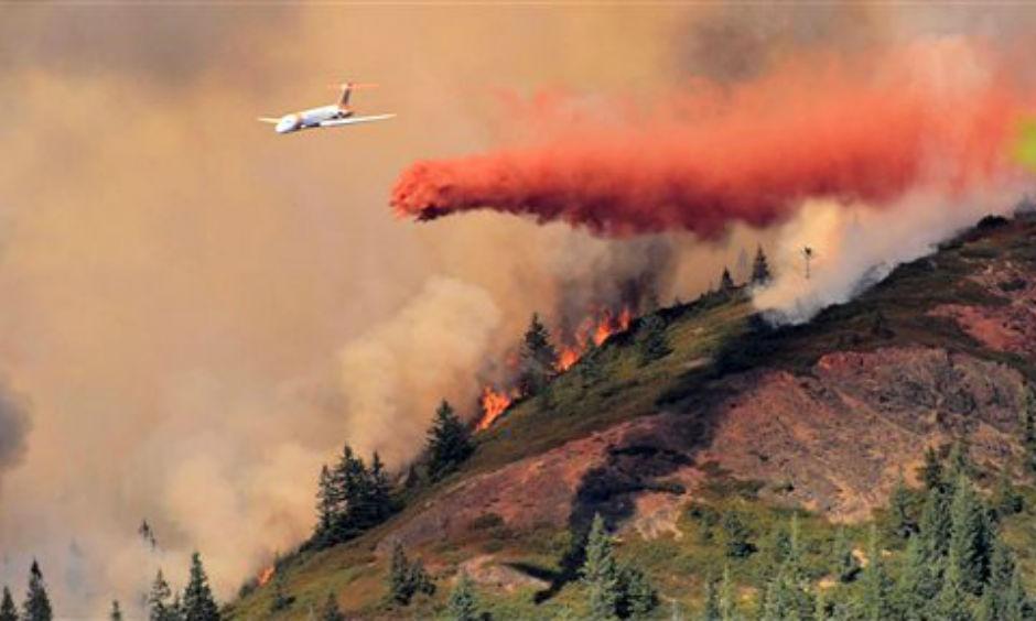 An air tanker drops fire retardant over a wild fire at the Rogue River-Siskiyou National Forest between Grants Pass and Cave Junction in Oregon. Photo: John Luerding, AP