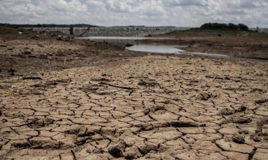 A photo taken on February 7, 2016 shows the fast drying catchment area of the Umzingwani dam in Matabeleland, Southwestern Zimbabwe. Photo: Ziniyange Auntony, AFP