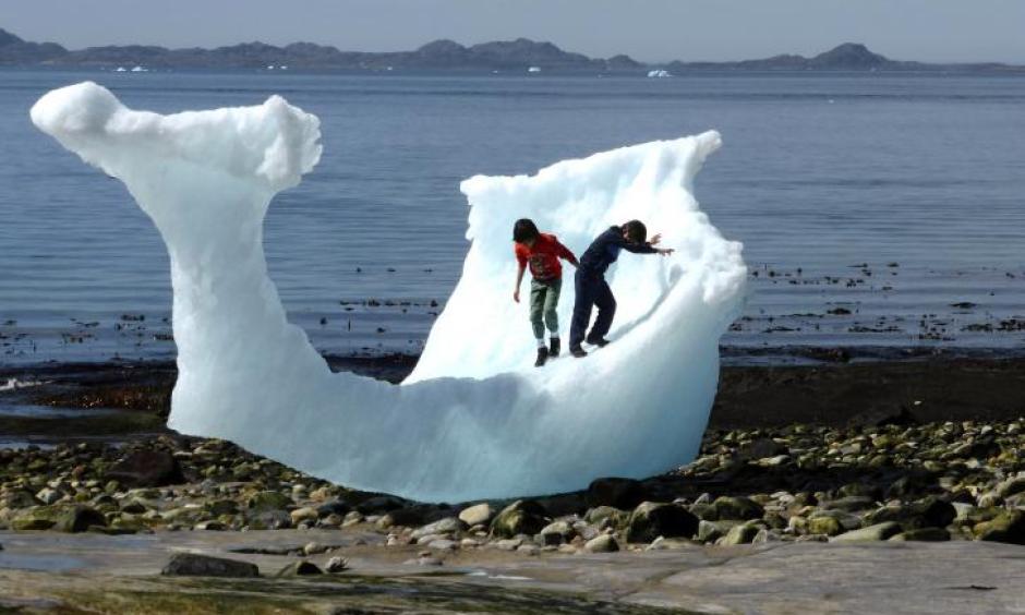 Children play amid icebergs on the beach in Nuuk, Greenland, June 5, 2016. Photo: Alister Doyle, Reuters