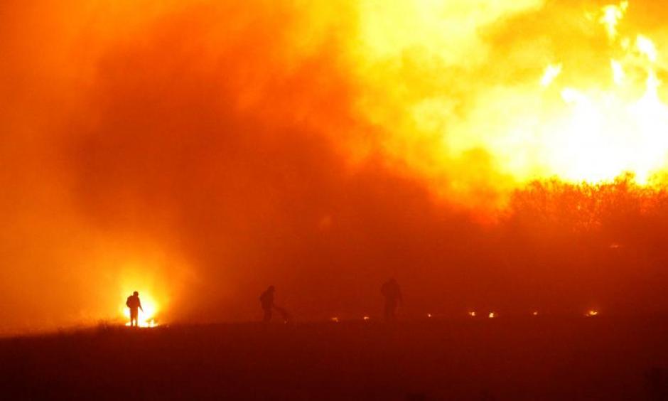 Villagers are seen during a forest fire in the town of Litueche in the O'Higgins region, south of Chile, January 24, 2017. Photo: Carlos Vera, Reuters