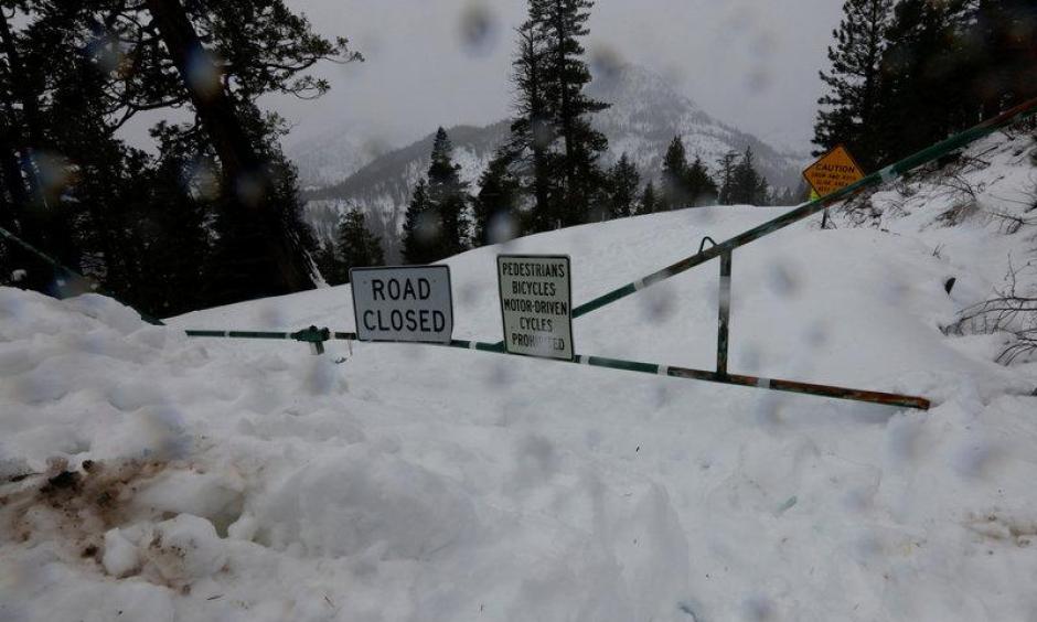 State highway 28 which rings Lake Tahoe is closed by snow at Crystal Bay, California, U.S., January 7, 2017. Photo: Bob Strong