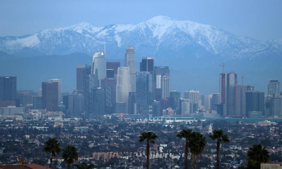 Snow capped mountains are seen behind the downtown Los Angeles skyline, California, U.S., February 12, 2019. Photo: Lucy Nicholson, Reuters