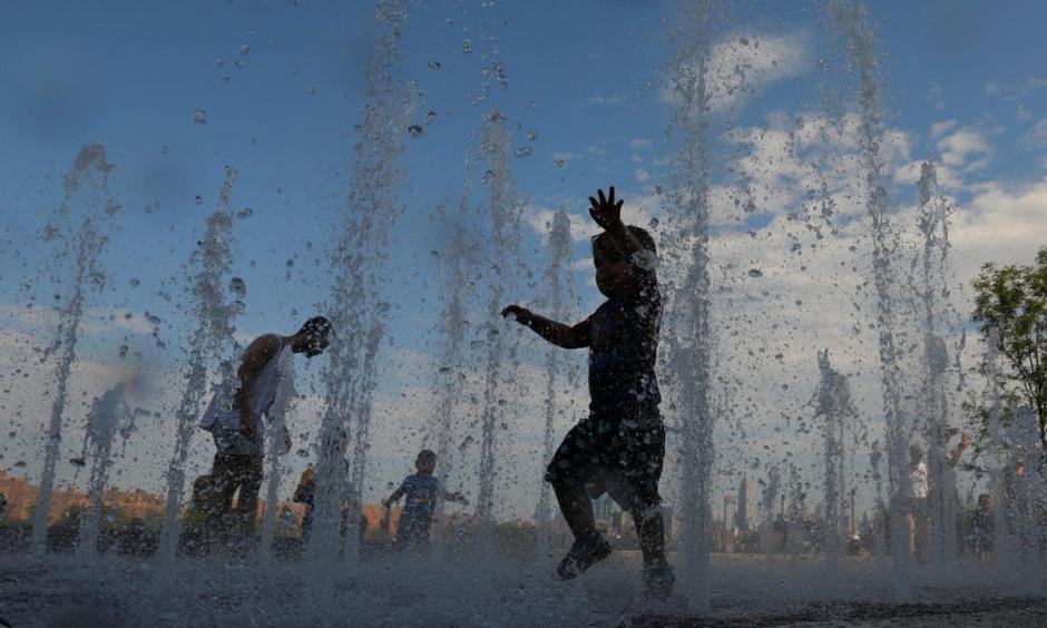 Children play in a water feature in Domino Park as a heatwave continued to affect the region in Brooklyn, New York City, New York, U.S., July 21, 2019. Credit: Andrew Kelly, Reuters