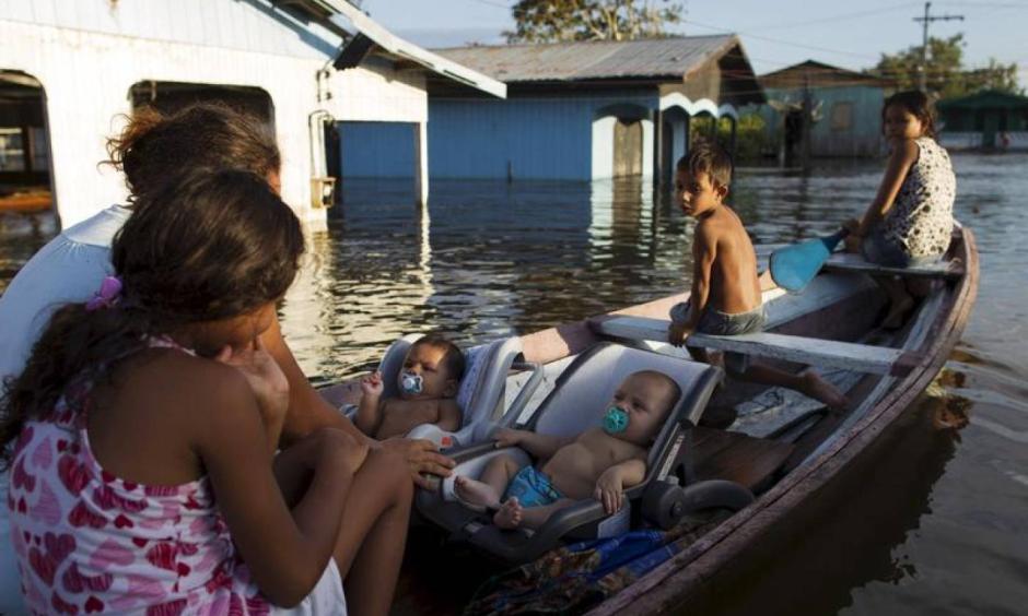Residents are pictured in their canoe in a street flooded by the rising Rio Solimoes, one of the two main branches of the Amazon River, in Anama, Amazonas state, Brazil June 3, 2015. Photo: Bruno Kelly, Reuters