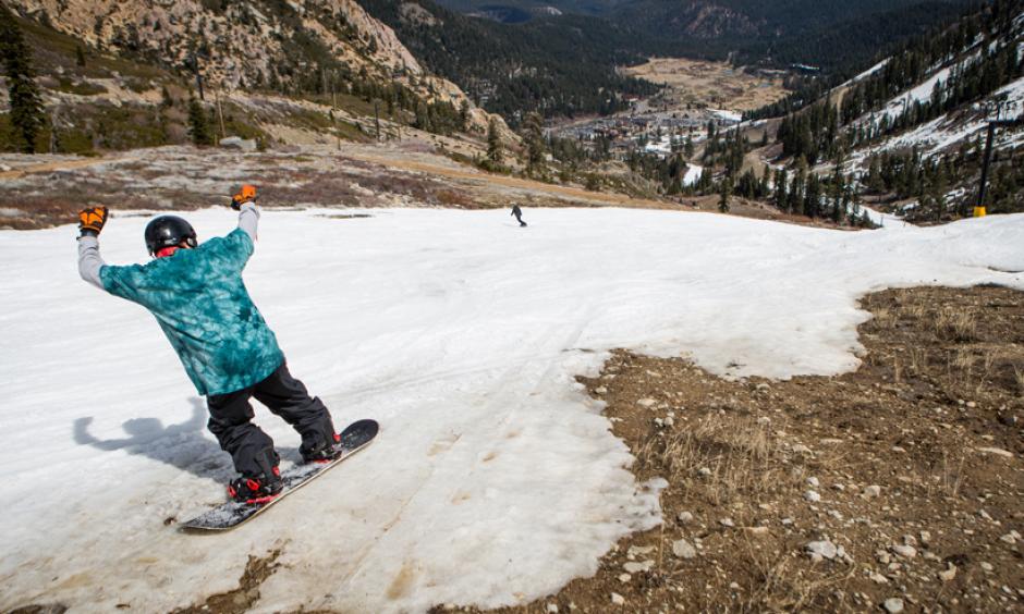 A snowboarder threads his way through patches of dirt at Squaw Valley Ski Resort on 21 March 2015 in Olympic Valley, Calif. Photo: Max Whittaker, Getty Images