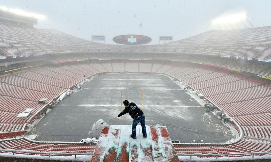 Clearing snow ahead of the Kansas Chiefs playoff game last weekend. The coming weekend’s game promises to be even colder. Photo: AP