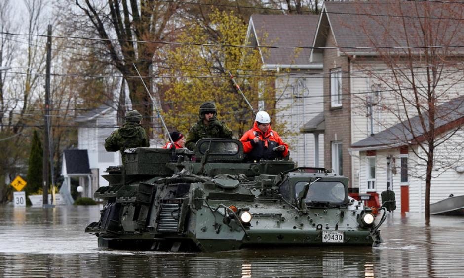 Canadian soldiers inspect a flooded residential area in Gatineau, Quebec, Canada, May 7, 2017. Photo: Chris Wattie, Reuters