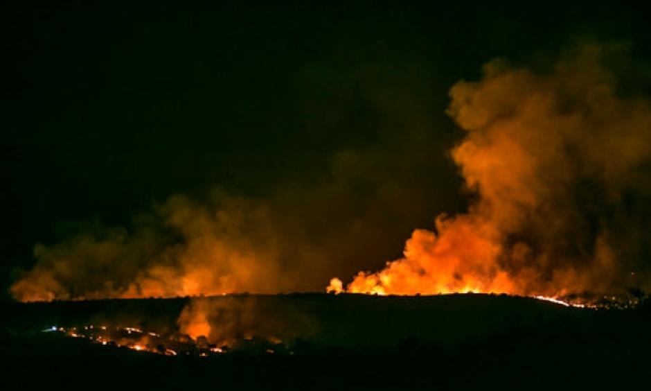In this Monday, April 24, 2017 photo, the Sawmill Fire burns along the ridge line east of Arizona Highway 83 north of Sonoita, Ariz. Photo: Ron Medvescek, Arizona Daily Star via AP