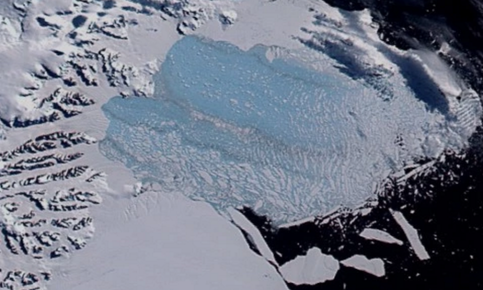 The Larsen B ice shelf on March 7, 2002, after it shattered into thousands of smaller icebergs. Photo: NASA / Goddard Space Flight Center Scientific Visualization Studio
