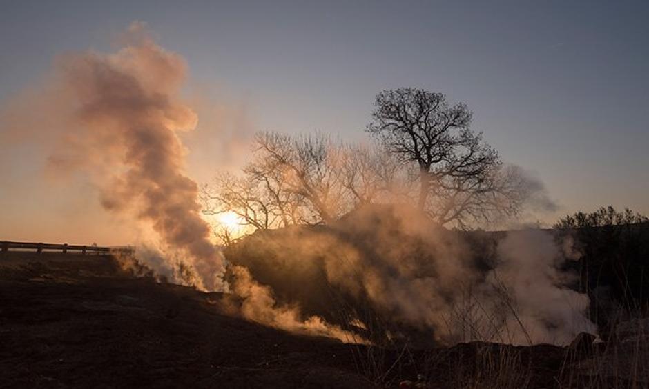 Smoke rises along US Route 160, west of Medicine Lodge, Kansas, following a wildfire that ravaged the area, March 26, 2016. The blaze, which has scorched nearly 400,000 acres, is said to be the largest recorded wildfire in the state’s history and has prompted a vast mobilization of firefighters rarely seen in this state. Photo: Craig Hacker, The New York Times