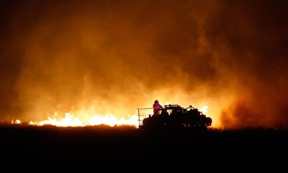Firefighters from across Kansas and Oklahoma battle a wildfire near Protection, Kansas, Monday, March 6, 2017. Photo: Bo Rader, The Wichita Eagle via AP