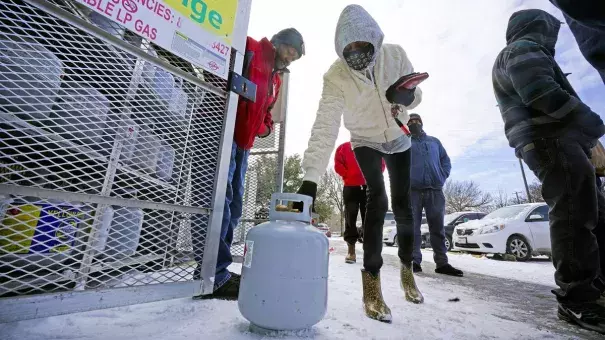 people getting gas in Texas due to power outages