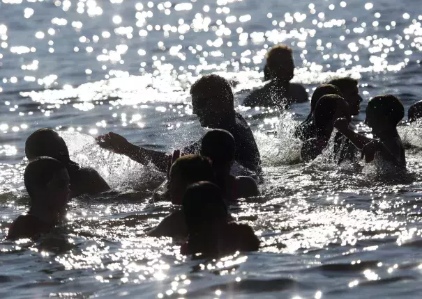 Adults and children cool off in Lake Union during the Fourth of July at Gas Works Park. Photo: Sy Bean, The Seattle Times